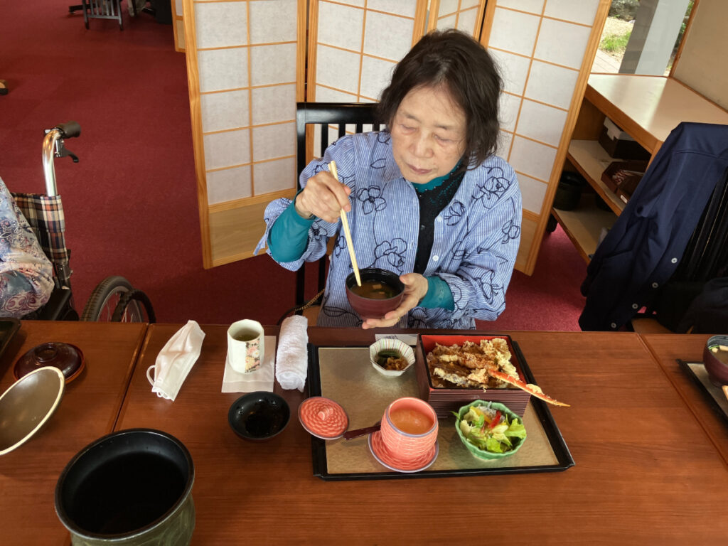 カニ料理を満喫するご入居者