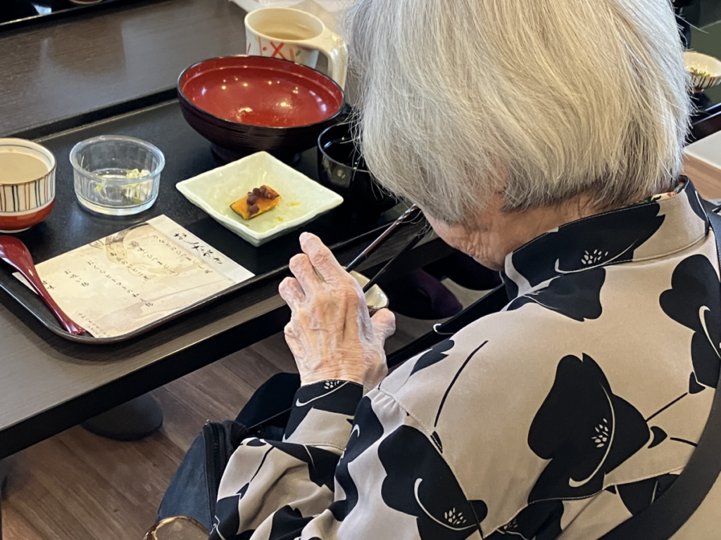 デザートの甘味を食べるご入居者