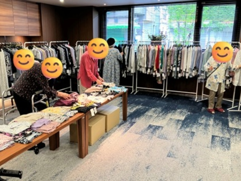 移動服飾販売でお洋服を選ぶ様子