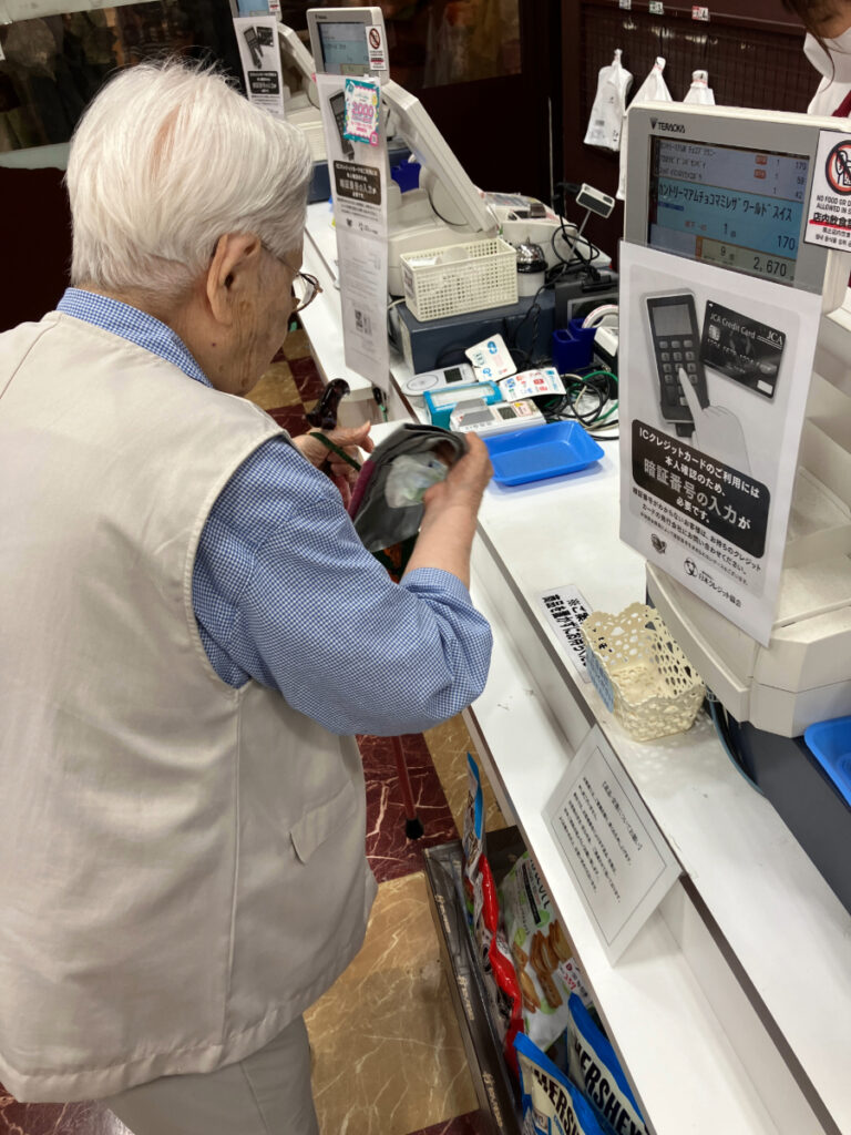 お会計に挑戦するご入居者