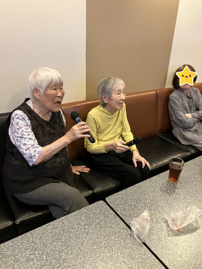 ご入居者みなさまでカラオケの様子