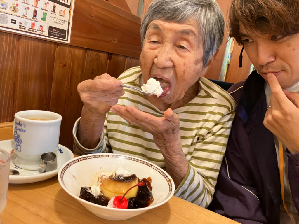 スイーツを嬉しそうに食べるご入居者