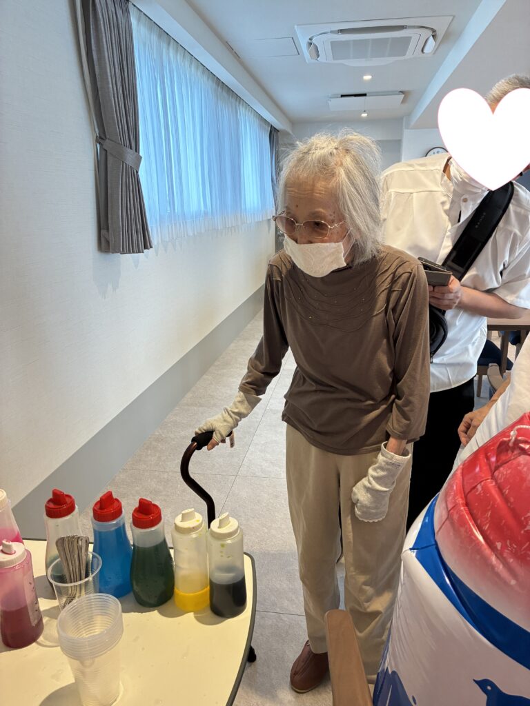 かき氷シロップを選ぶご入居者