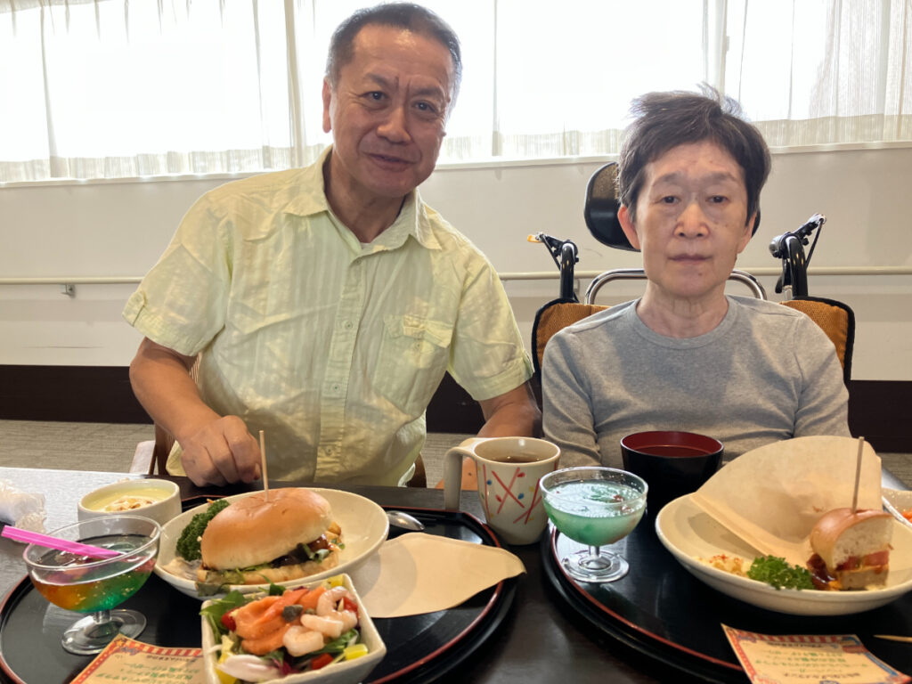 おもてなしグルメランチのハンバーガーを楽しむご入居者