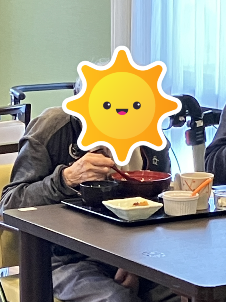 おもてなしグルメランチ「鰻のひつまぶし」を食べるご入居者