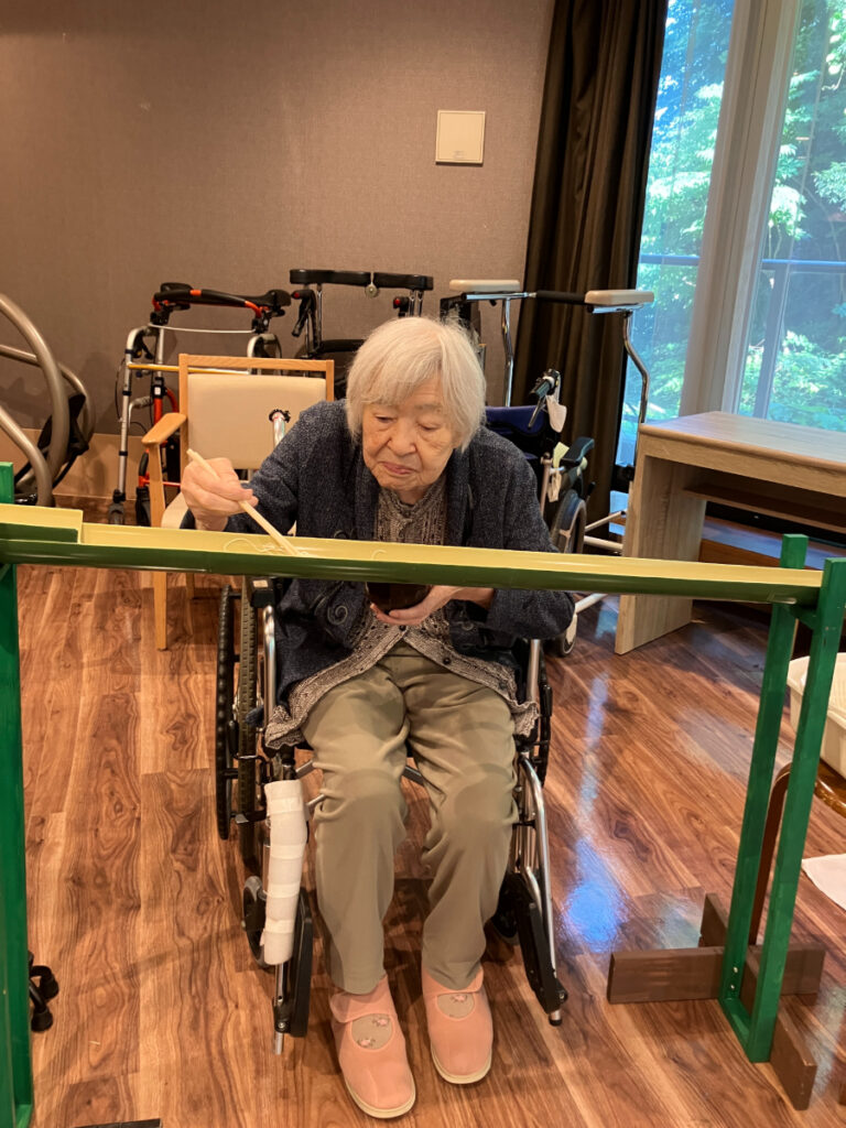 落ち着いてそうめんをすくうご入居者