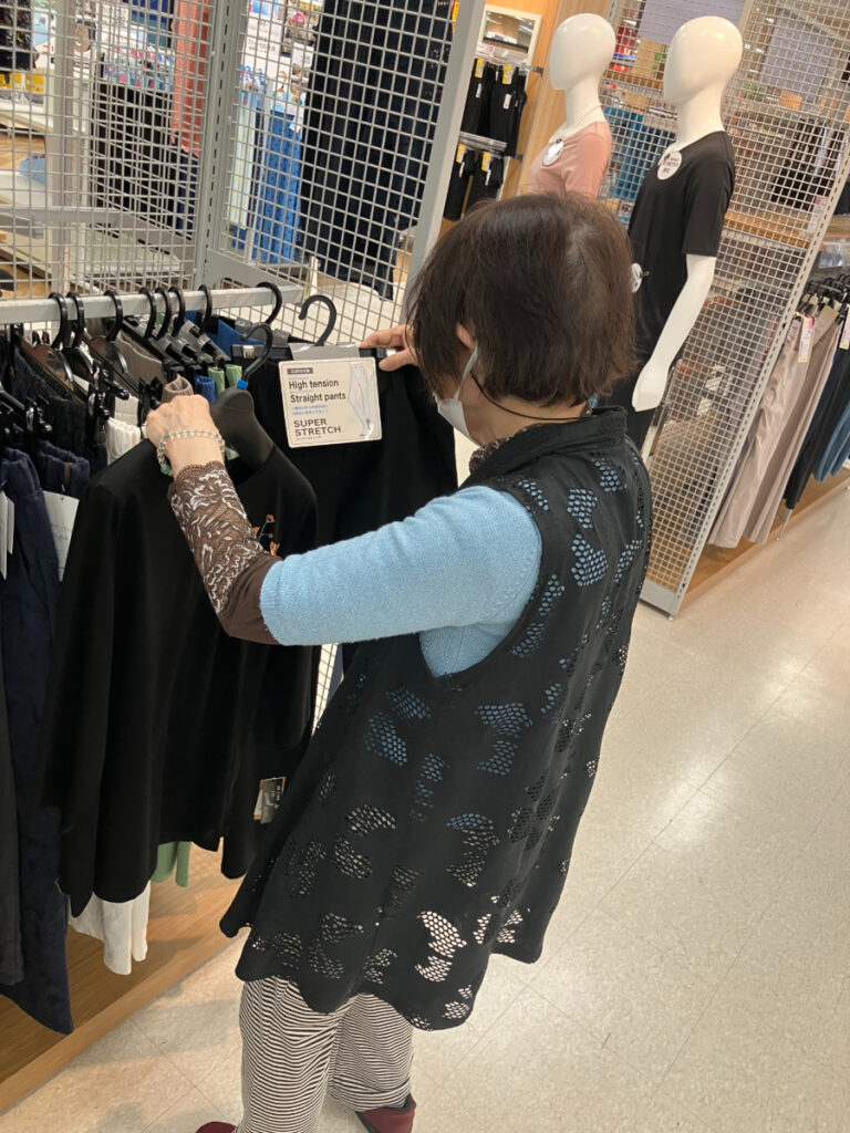 お買い物レクリエーションで洋服を探すご入居者