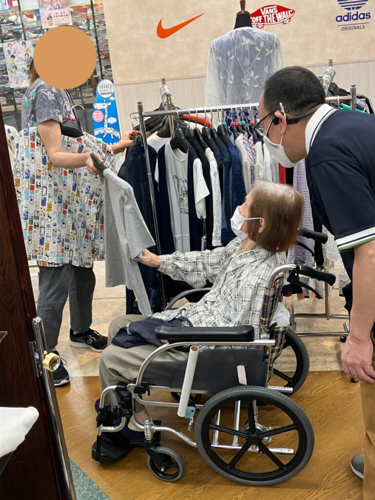 お買い物レクリエーションで洋服を探すご入居者