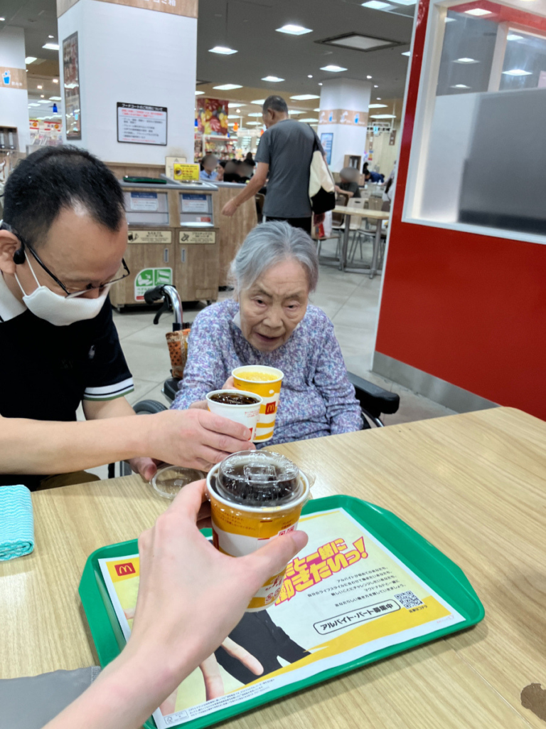 お買い物レクリエーションでカフェでひといき