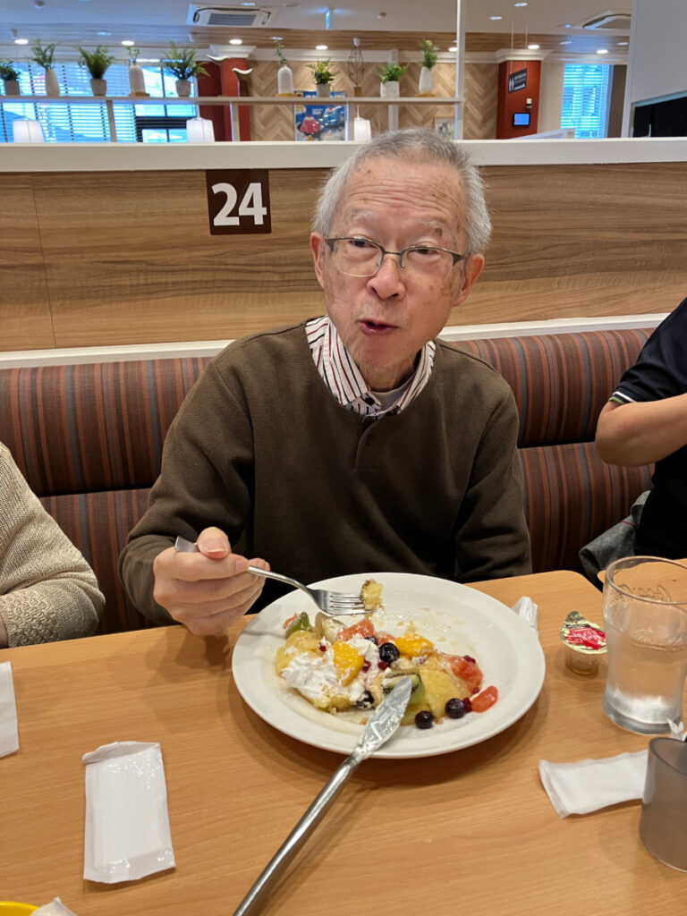 フルーツパンケーキを堪能するご入居者