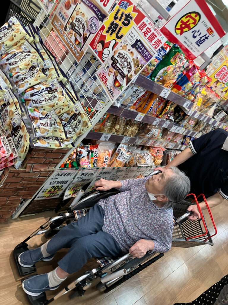 お買い物レクリエーションで食料品を探すご入居者
