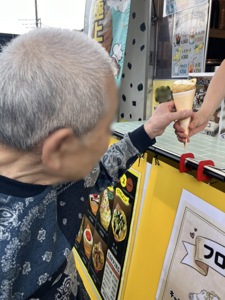 クレープを受け取るご入居者