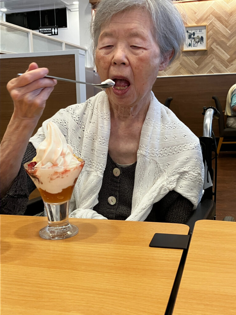 パフェを食べるご入居者