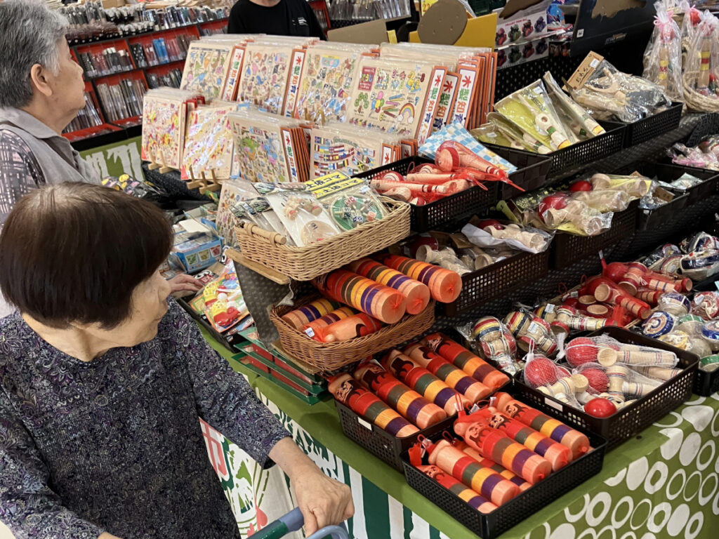 ららぽーとでお買い物をするご入居者