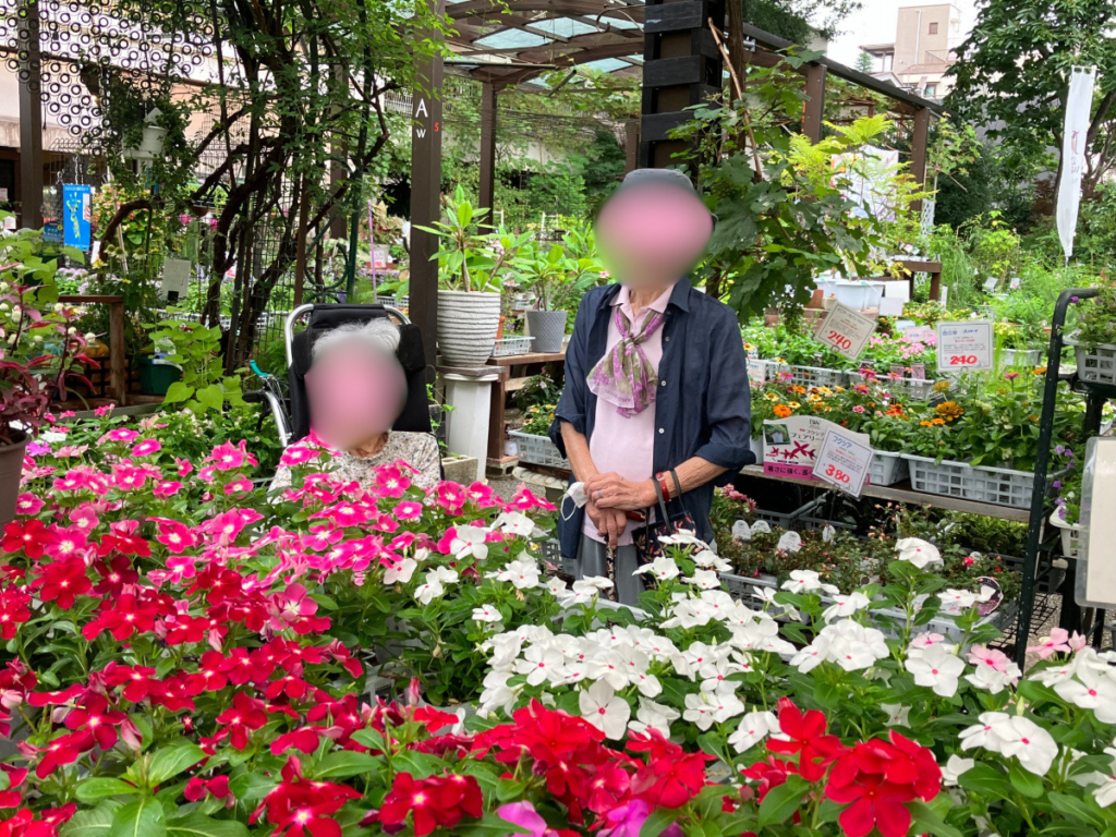花に囲まれ笑顔のご入居者