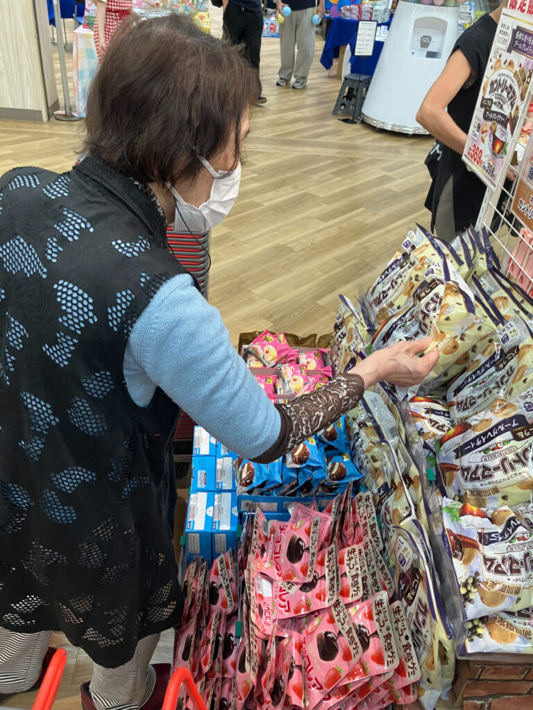 お買い物レクリエーションで食料品を探すご入居者