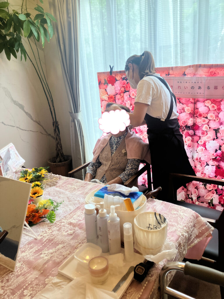 ヘッドマッサージを堪能するご入居者