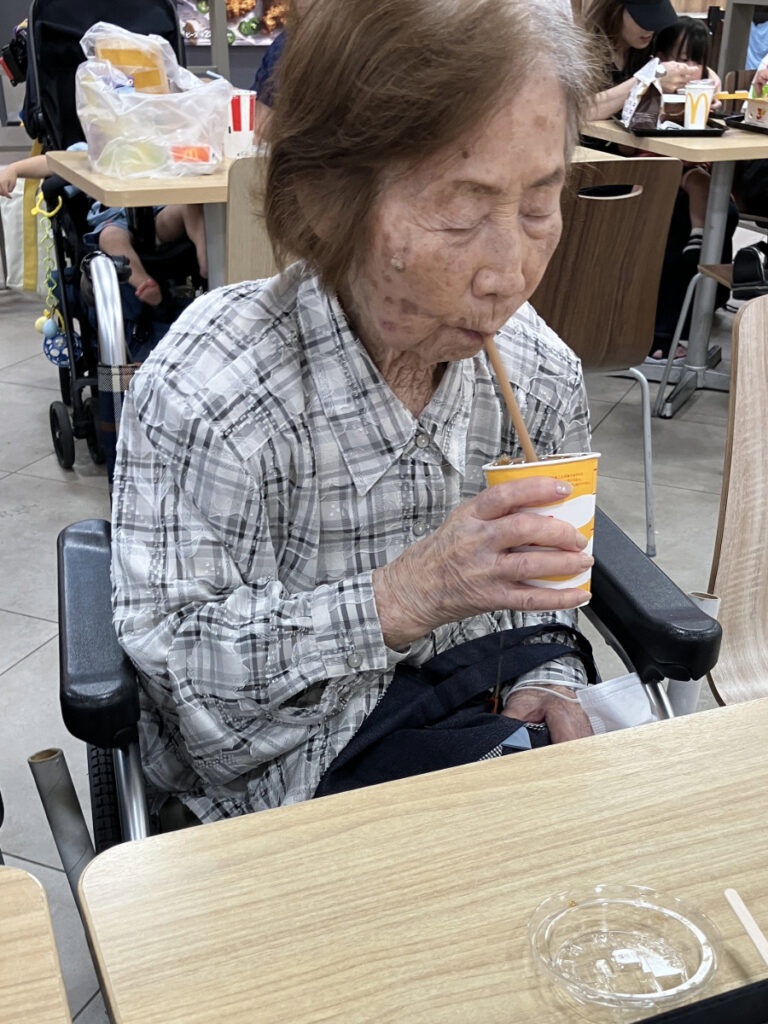 お買い物レクリエーションでカフェでひといき