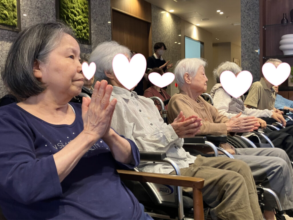 ショーを見ながら手拍子するご入居者