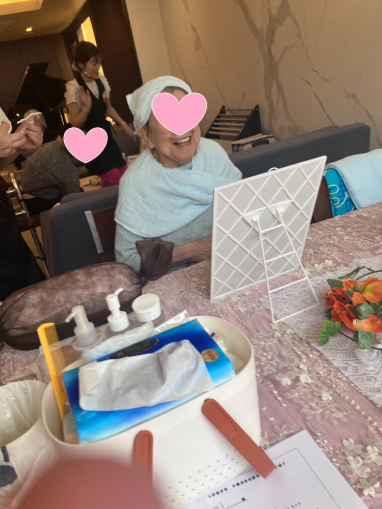 フェイシャルエステで笑顔のご入居者