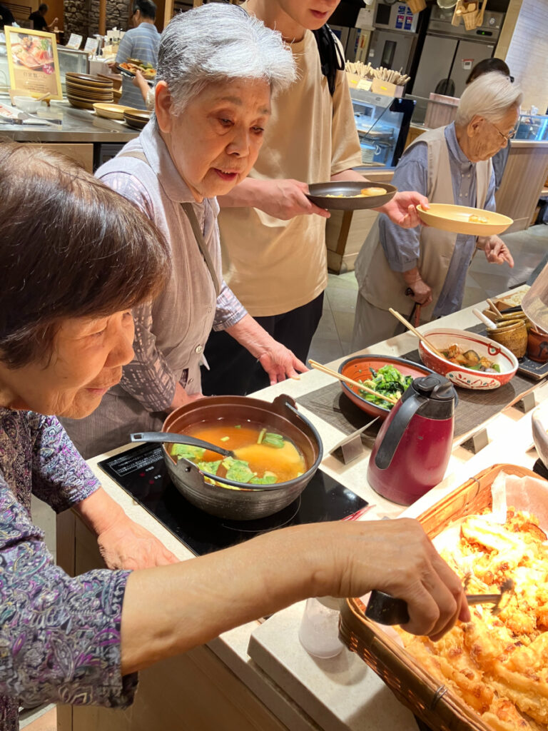 ビュッフェランチを楽しむご入居者