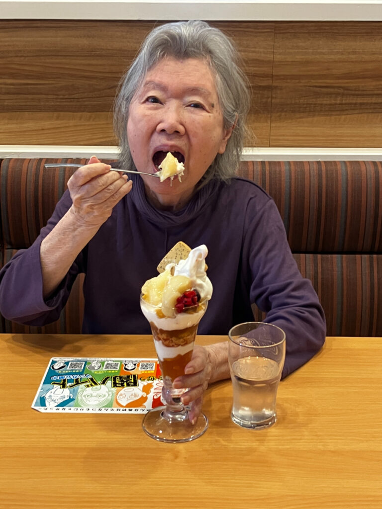 パフェをほおばるご入居者