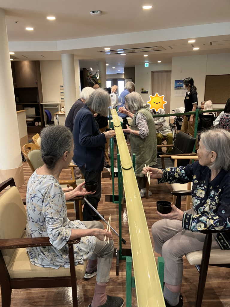 流しそうめんに参加されるご入居者