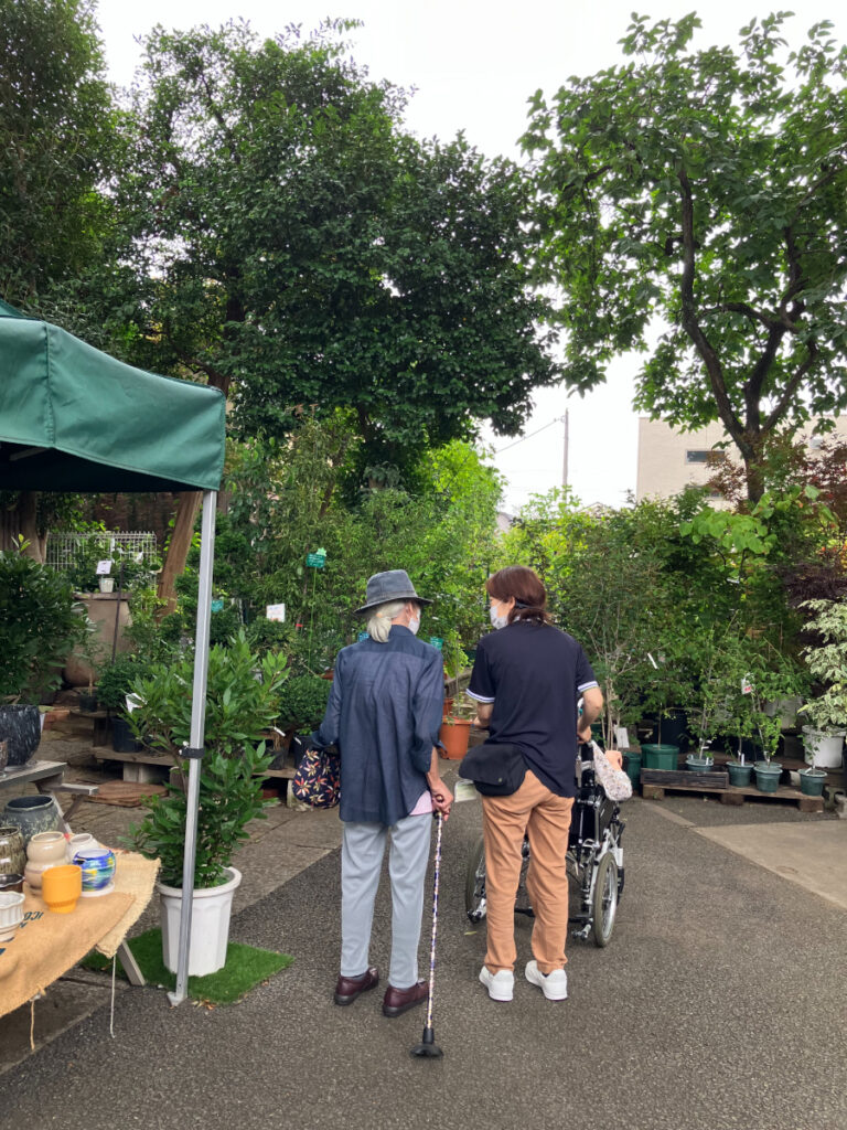 緑の園芸店を散策するご入居者