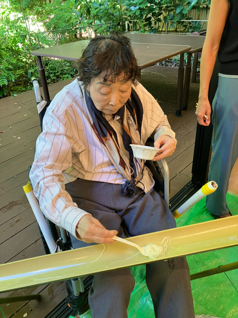 流しそうめんを楽しむご入居者