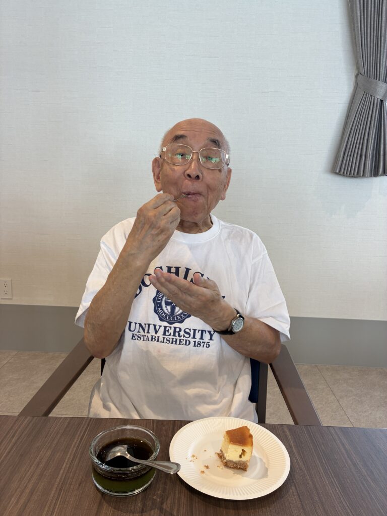 完成したチーズケーキを食べるご入居者