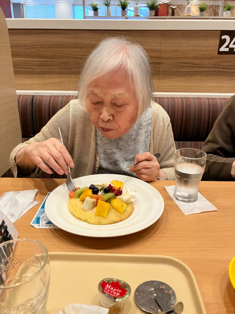 フルーツパンケーキを堪能するご入居者