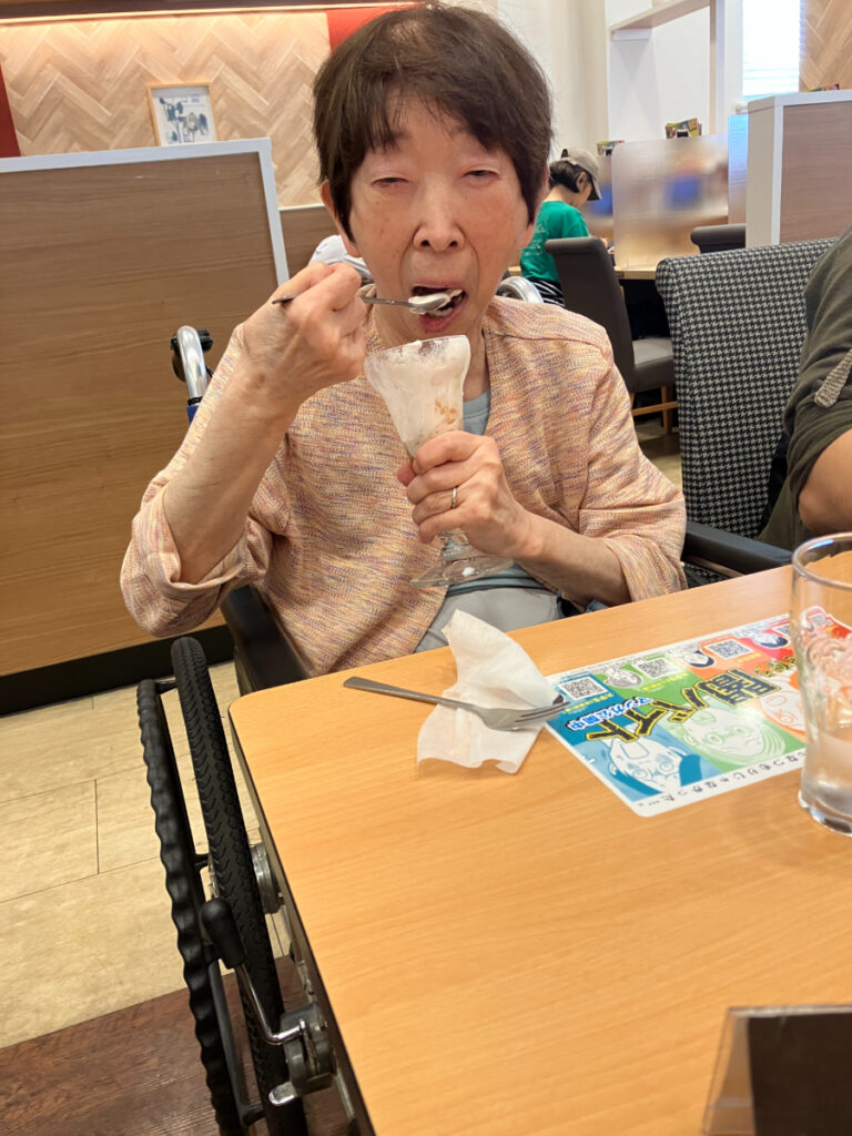 パフェを頬張るご入居者
