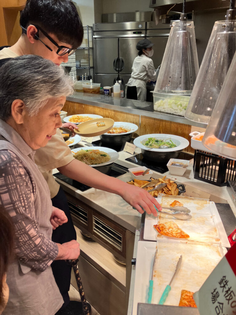 ビュッフェランチを楽しむご入居者