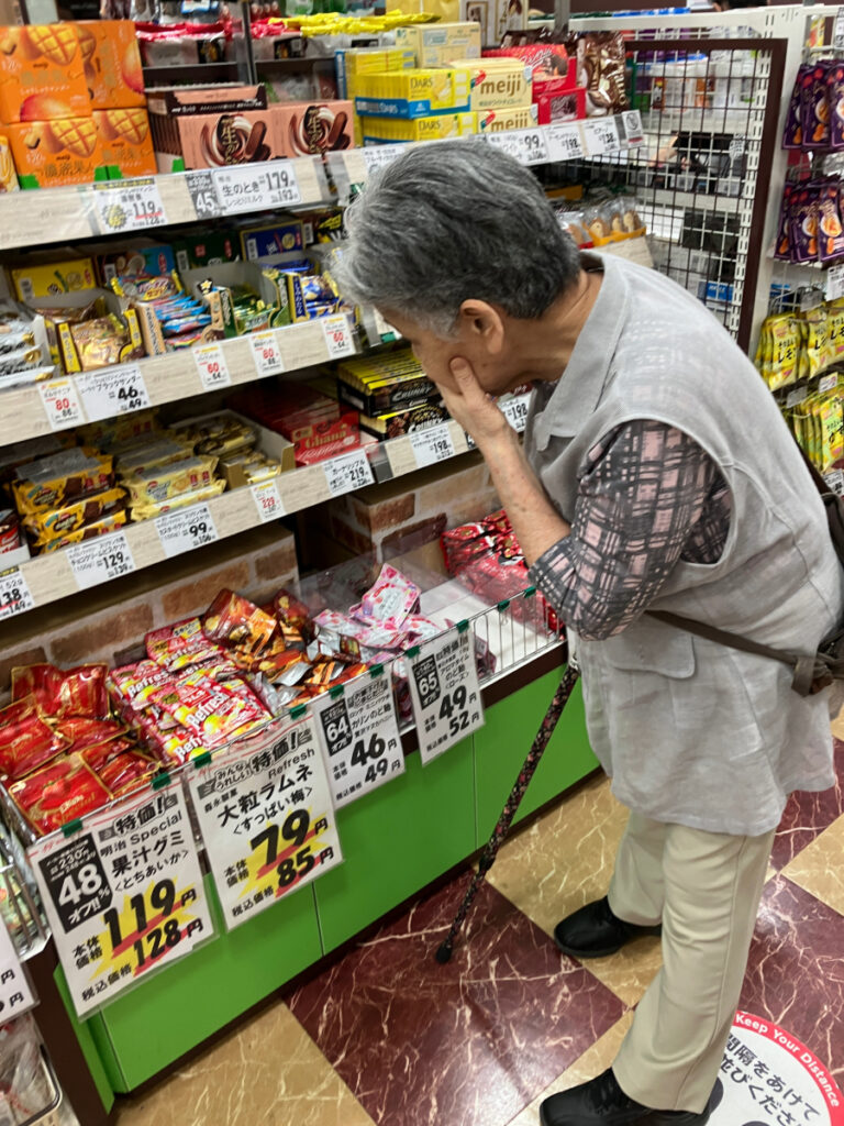 お菓子選びに悩むご入居者