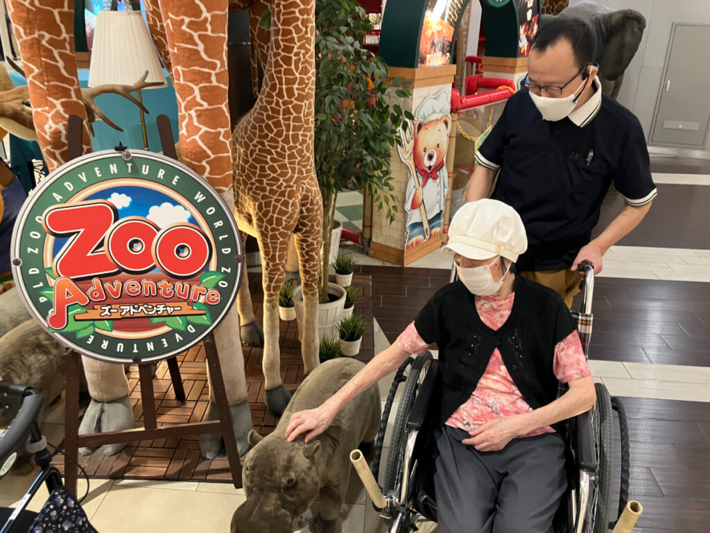 お買い物レクリエーションで雑貨店を見るご入居者