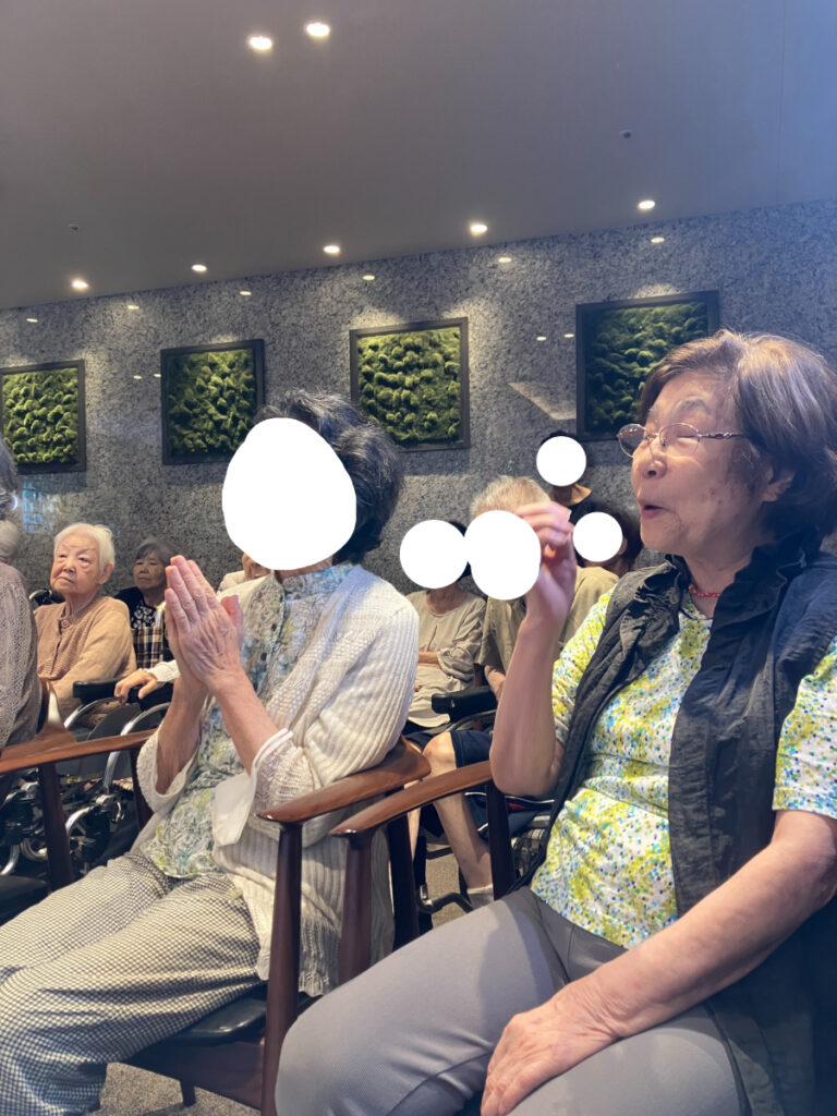 歌謡ショーで拍手をしたり口ずさんだりするご入居者