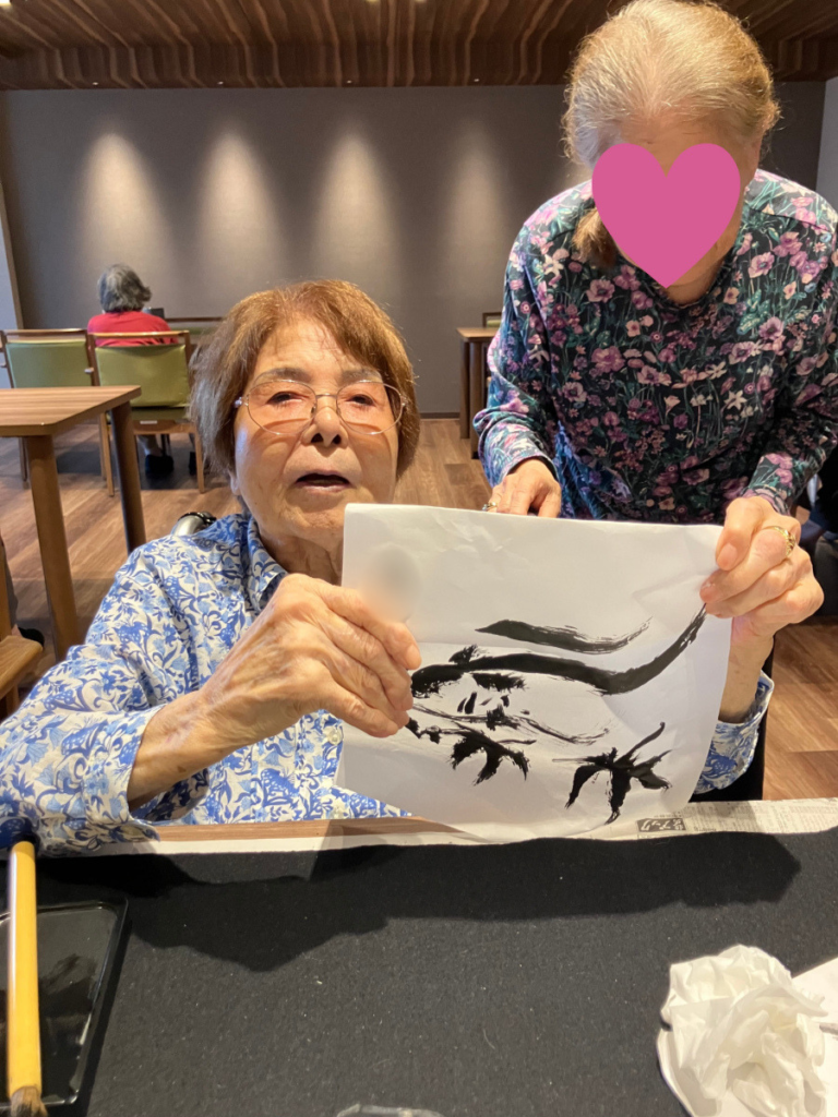 完成した水墨画作品とご入居者