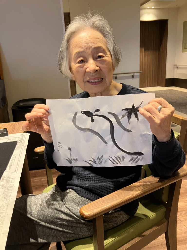 完成した水墨画作品とご入居者