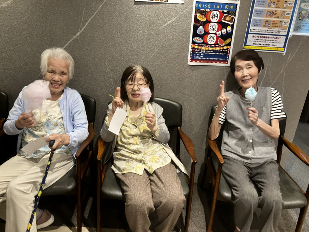 綿あめを手に笑顔のご入居者