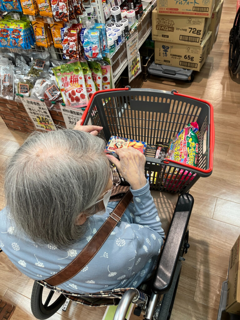 お買い物レクリエーションで食料品を探すご入居者
