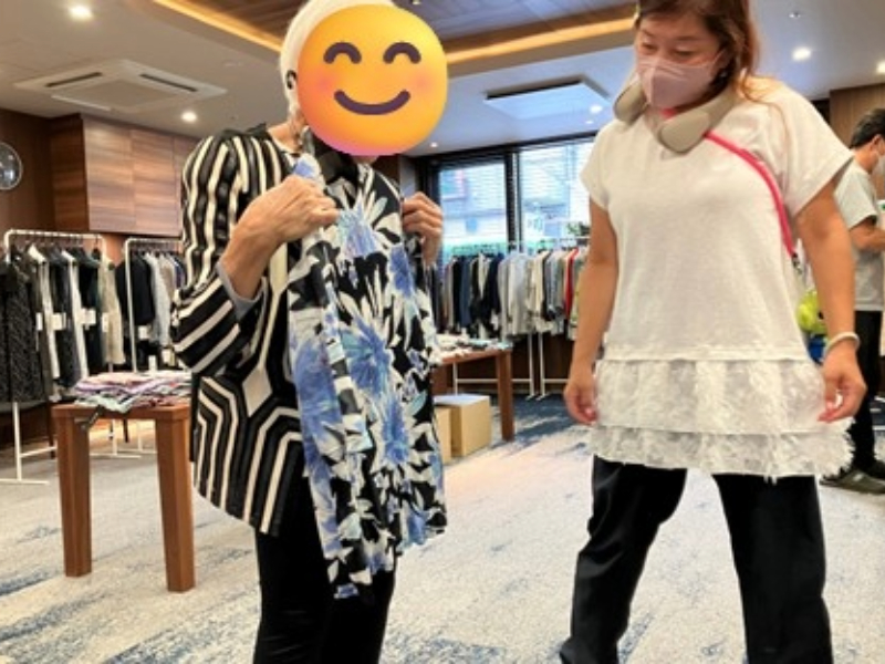 店員さんとやりとりしながらお洋服を選ぶご入居者