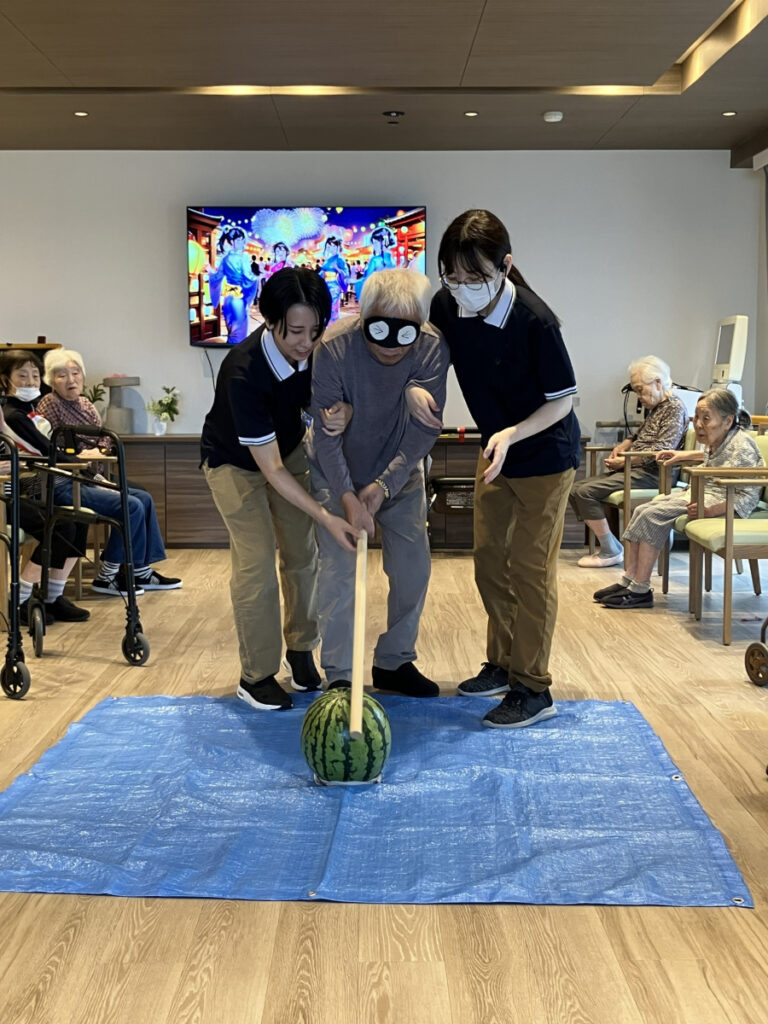 スイカ割りをするご入居者