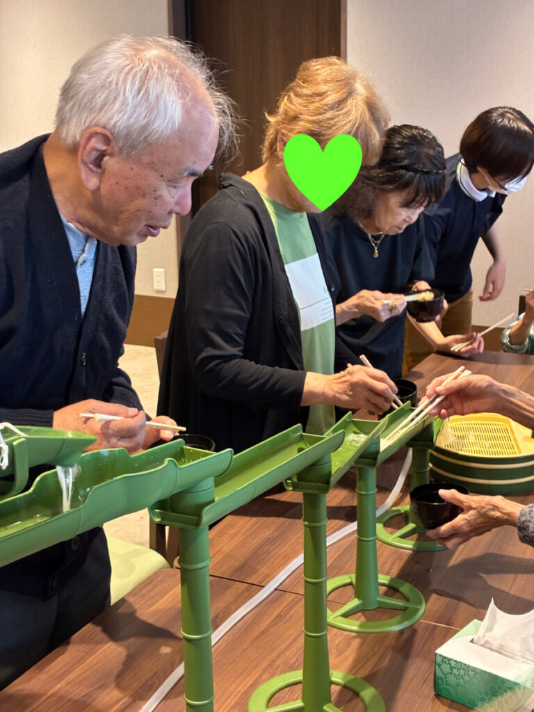 夢中でそうめんを箸で掴むご入居者