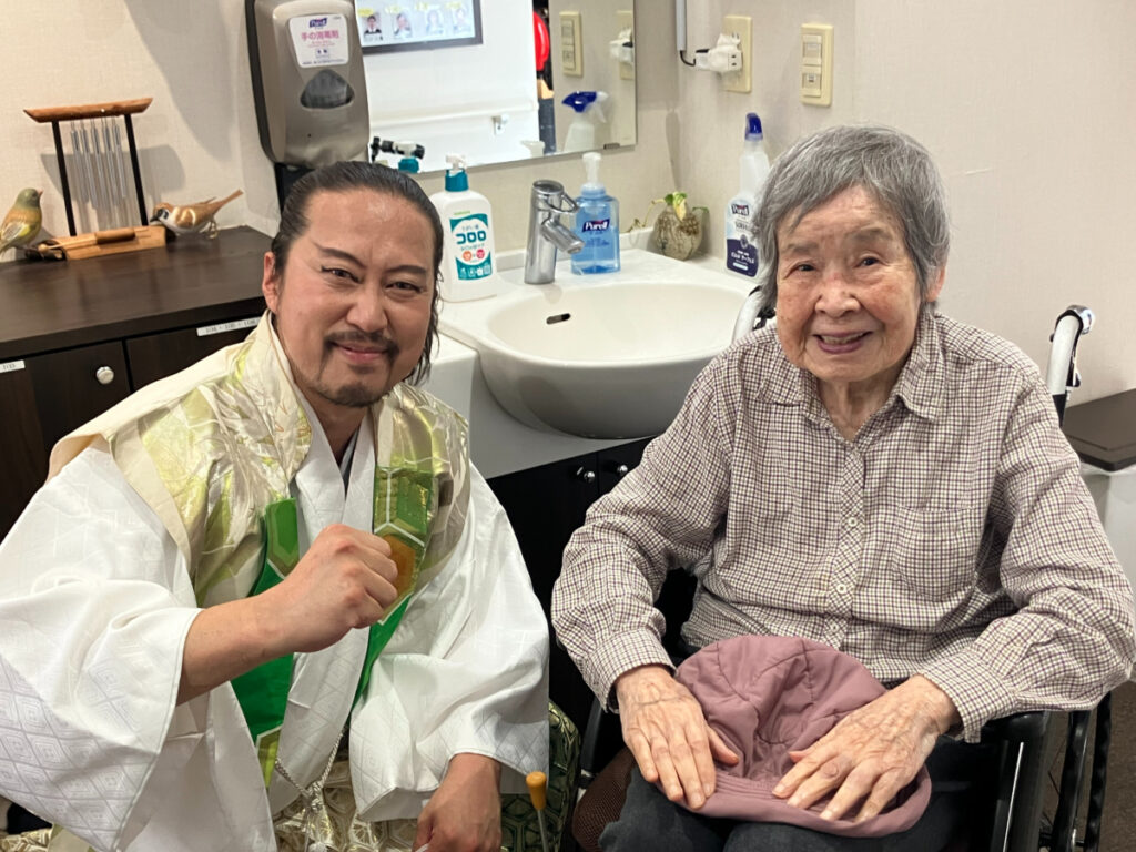演者と記念撮影する様子