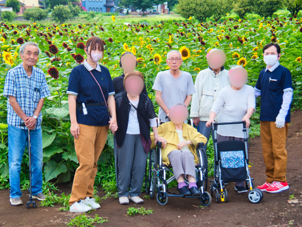 ひまわり畑で集合写真