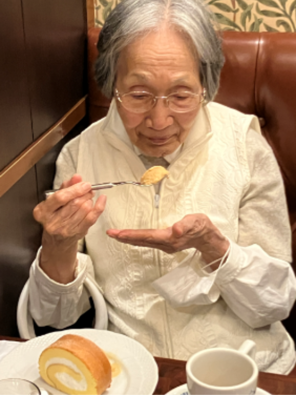 ロールケーキを食べるご入居者
