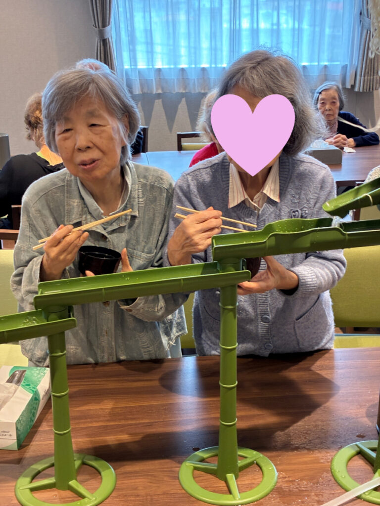 流しそうめんを笑顔で楽しむご入居者