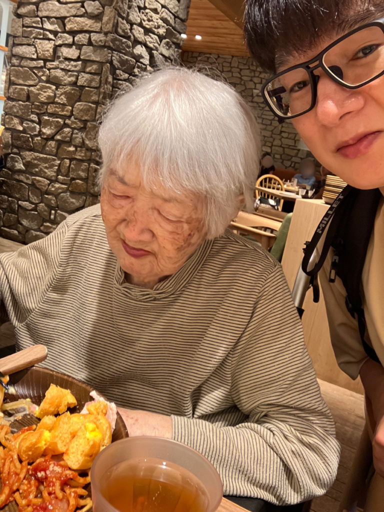 ビュッフェランチを楽しむご入居者