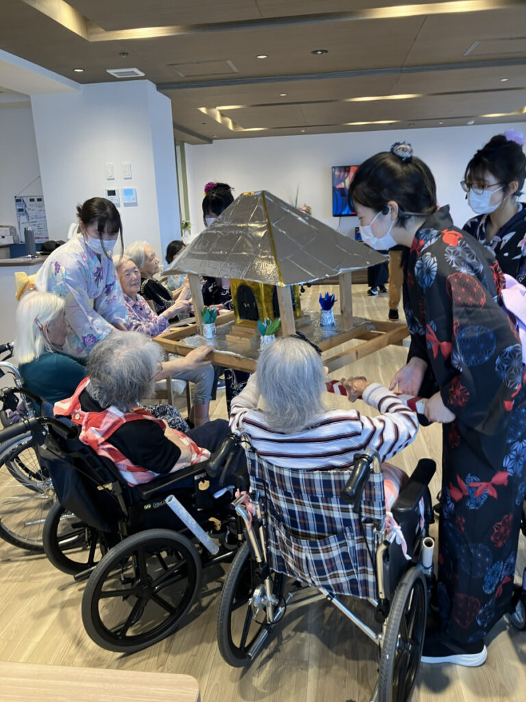 お神輿を担ぐご入居者