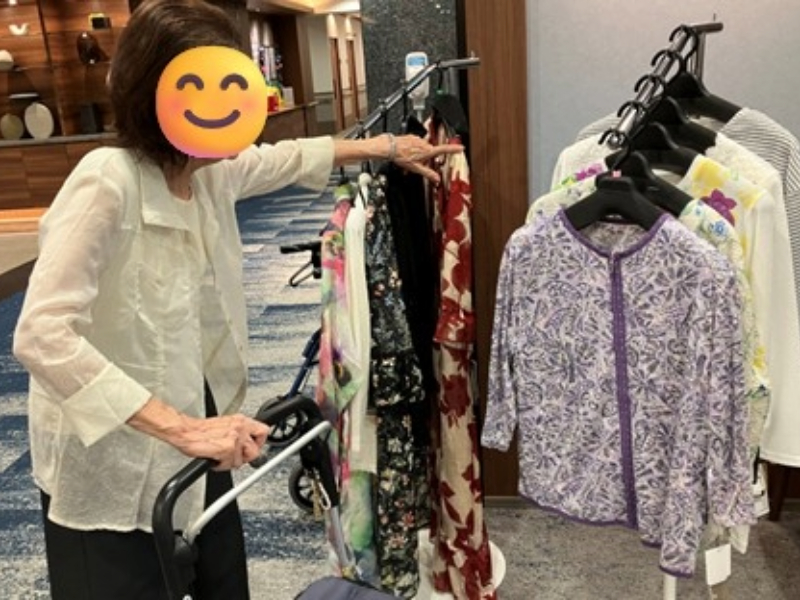 移動服飾販売でお洋服を選ぶご入居者